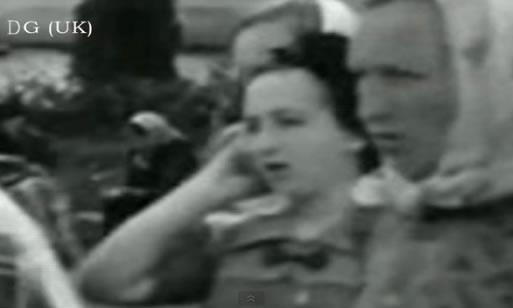 Viajero en el tiempo: Mujer parece utilizar un teléfono celular en el año 1937