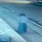 Vídeo: Una inquietante mujer “fantasma” se pasea de noche por Bogotá