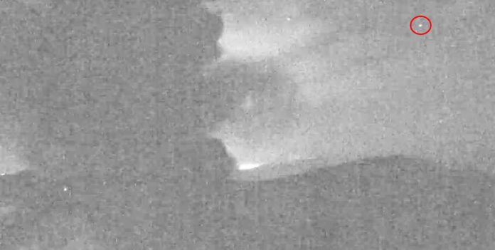 Objeto luminoso es captado desplazándose en un vídeo de la erupción del volcán Turrialba. Objeto luminoso es captado desplazándose en un vídeo de la erupción del volcán Turrialba.
