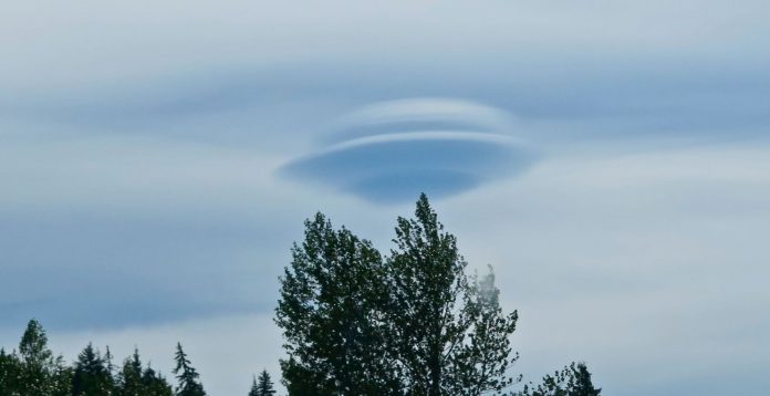 Residente de la localidad de Terrace en Canadá fotografió una nube con forma de OVNI. Residente de la localidad de Terrace en Canadá fotografió una nube con forma de OVNI.