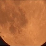 Vídeos de 2 OVNI despegando desde la luna