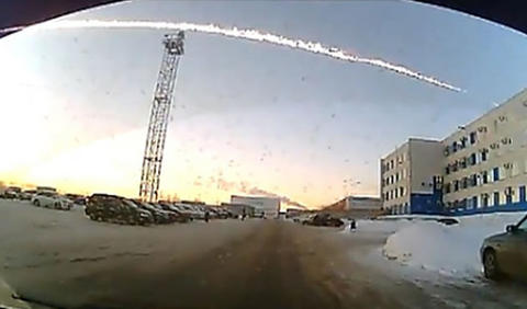 Gran meteorito cae en Rusia y deja al menos mil heridos