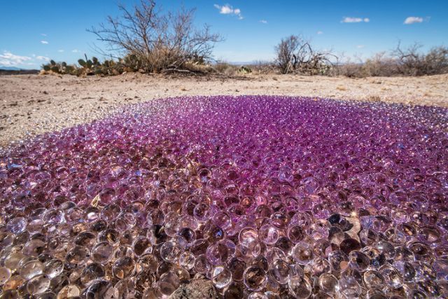 Esferas púrpuras en desierto de Arizona
