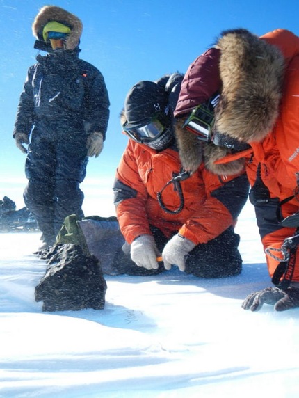 Descubren un enorme meteorito de 18 kilos en la Antártida