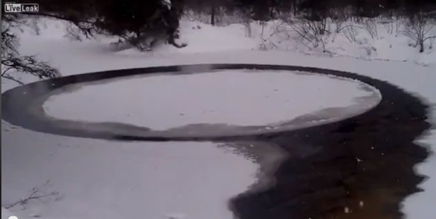 Círculo de hielo en río de Morin Heights, Quebec (Canadá), y gira sin parar y sin explicación