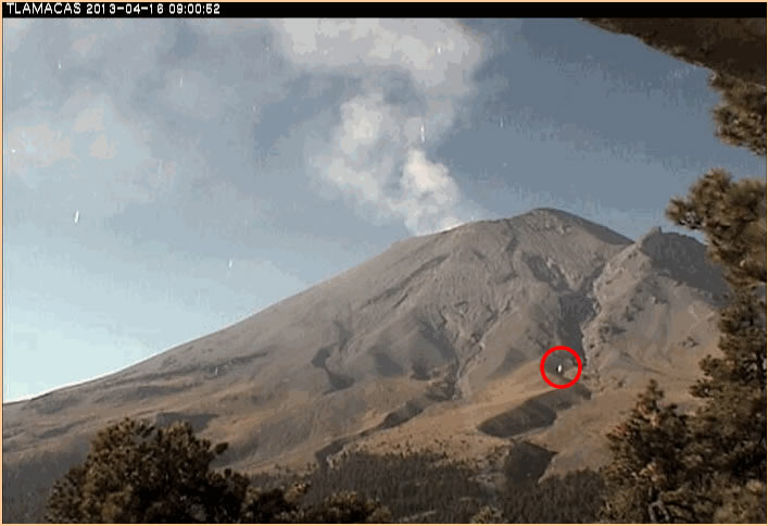 Objeto extraño asciende a la boca del volcán Popocatepetl en Tlamacas