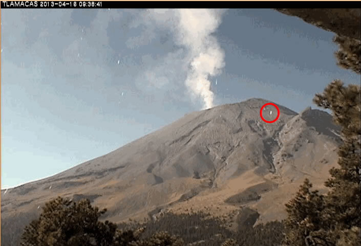 Objeto extraño asciende a la boca del volcán Popocatepetl en Tlamacas