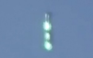 OVNI en forma de cigarro captado en video flotando por encima de Manchester, Inglaterra