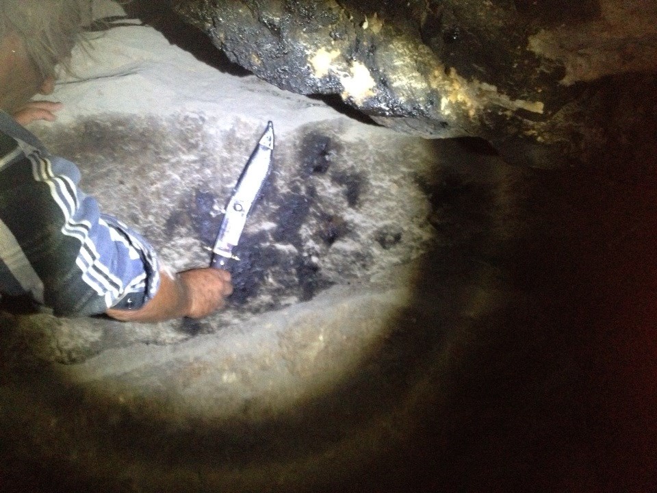 Huella de mano gigante encontrada en cueva de Nevada.
