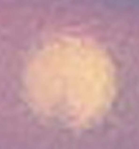 Ampliación de la esfera de la fotografía número 3 (anterior imagen). Puede verse una mancha en la parte inferior de la esfera, lo cual no se presenta en las ampliaciones de las esferas en las demás fotografías