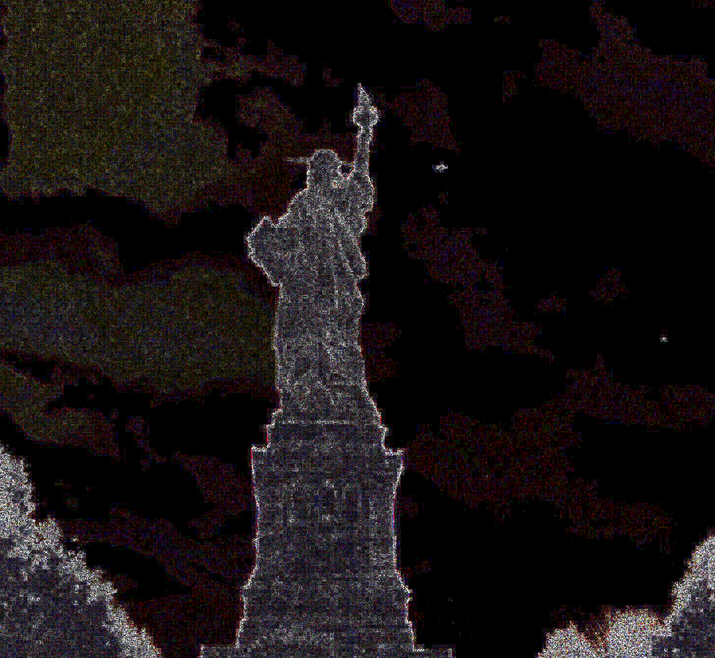 Foto alterada para mostrar el pixeleado en ella. Puede verse un extraño pixeleado en el contorno de la estatua de la Libertad, quizás causado por la baja calidad de la imagen. También noten el pixeleado que rodea a la anomalía.
