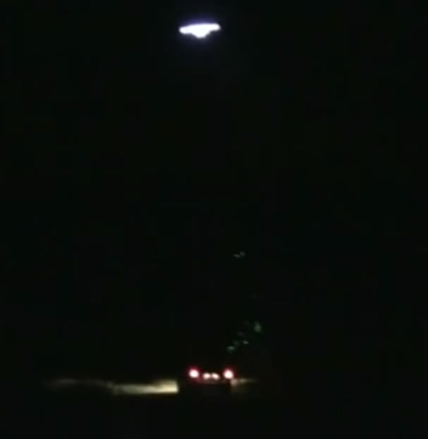 OVNI disparando con láser sobre el vehículo
