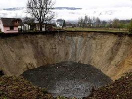 Tierra se abre y se traga una laguna en Bosnia