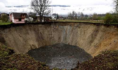 Tierra se abre y se traga una laguna en Bosnia