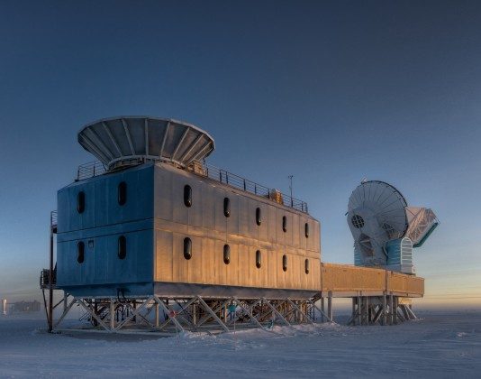 El Laboratorio Dark Sector, a un kilómetro del polo sur, aloja el telescopio BICEP2 (izquierda) responsable de la detección del eco del Big Bang en forma de ondas gravitacionales / Steffen Richter, Harvard University