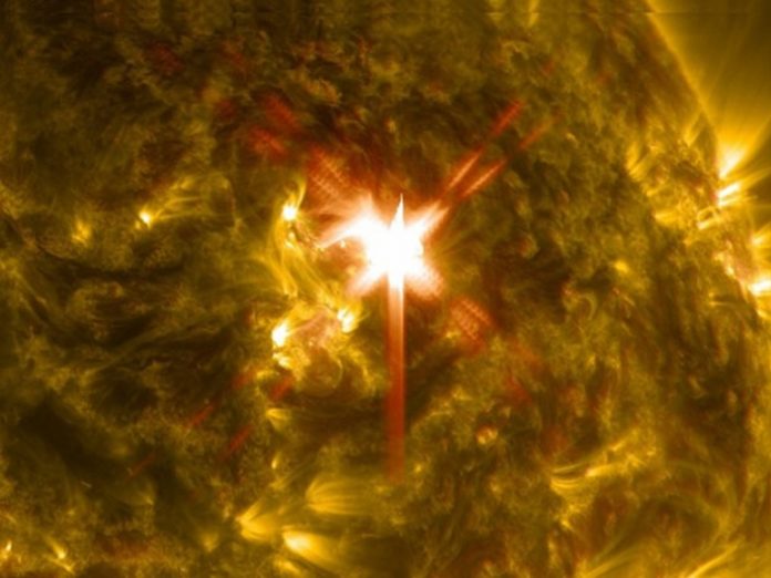 Luz ultravioleta extrema arroyos de una llamarada solar de clase X, como se ve en esta imagen capturada en 29 de marzo 2014