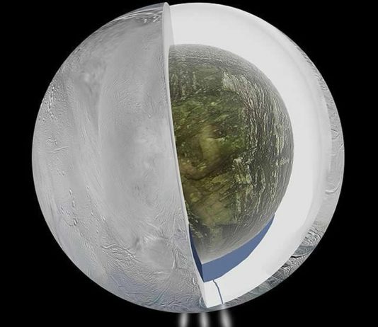 Ilustración del interior de Encelado, con una coraza de hielo, un corazón rocoso y un océano subterráneo en el polo sur