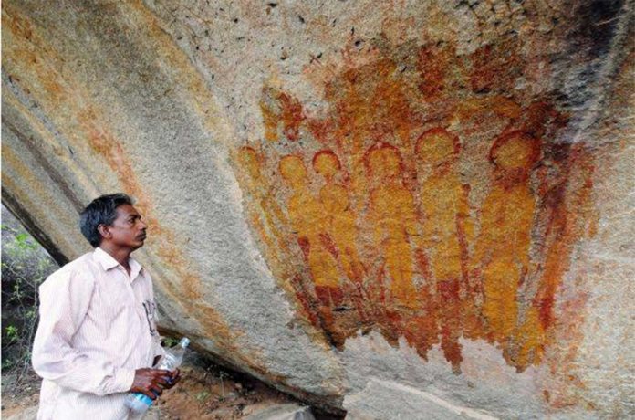 Hallan en India pinturas rupestres que representarían OVNIS y extraterrestres