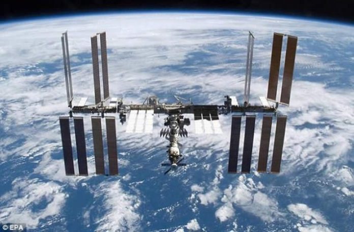 Científico afirma que el descubrimiento de plancton en la EEI es prueba que la vida vino a la Tierra desde el espacio exterior