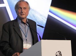 Dawkins afirma que "si hubiera vida extraterrestre, cambiaría la visión humanocéntrica del mundo"