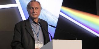 Dawkins afirma que "si hubiera vida extraterrestre, cambiaría la visión humanocéntrica del mundo"