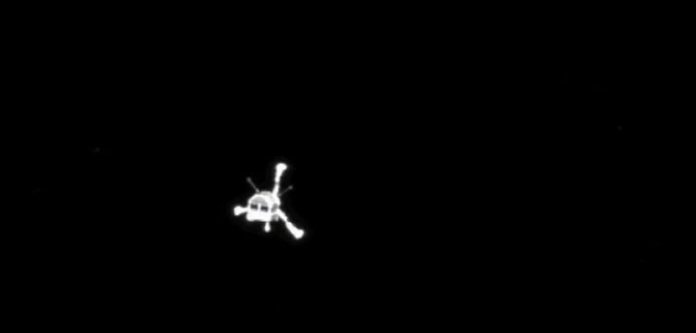 Histórica imagen de Philae vista desde la cámara OSIRIS de Rosetta poco después de la separación (ESA/OSIRIS/Rosetta). Histórica imagen de Philae vista desde la cámara OSIRIS de Rosetta poco después de la separación (ESA/OSIRIS/Rosetta).