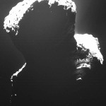 Esta es una mirada rara en el lado oscuro del cometa 67P / Churyumov-Gerasimenko. Retrodifundida luz de las partículas de polvo en la coma del cometa revela un toque de estructuras superficiales. Esta imagen fue tomada por OSIRIS, sistema de imagen científica de Rosetta, el 29 de septiembre 2014, frente a una distancia de aproximadamente 11,8 millas (19 kilómetros).