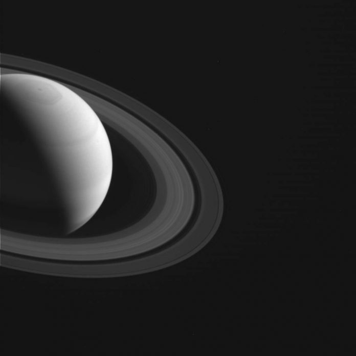 Imagen de Saturno tomada por la sonda Cassini el 4 de noviembre de 2014 a una distancia aproximada de 3.826.840 kilómetros. Crédito: NASA/JPL