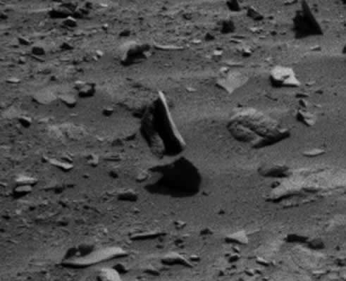 ¿Roca levitando en Marte?
