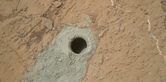 El Rover Curiosity de la NASA ha perforado esta roca apodada "Cumberland". Se analizan las muestras de polvo del interior de la misma.