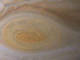 Las investigaciones sugieren que los efectos de la luz del Sol producen el color de la Gran Mancha Roja de Júpiter.