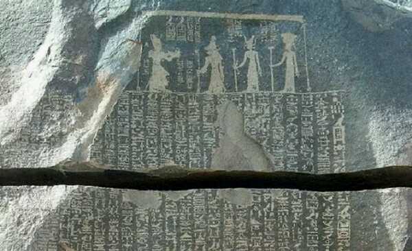 Figuras enanas en antiguos jeroglíficos egipcios sobre piedra.