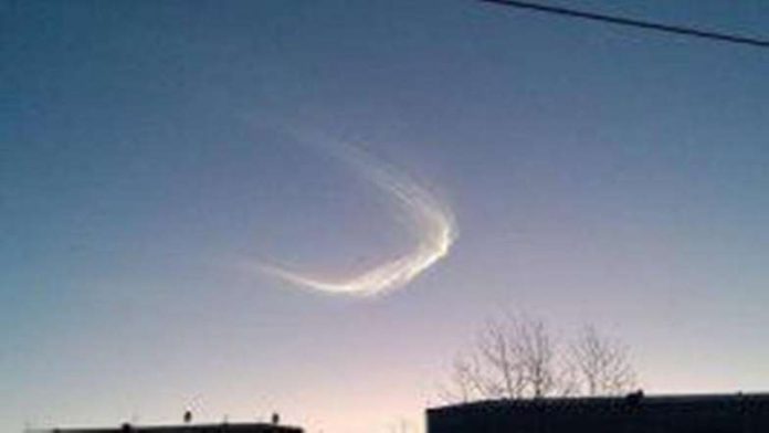 El objeto se ha catalogado como un posible meteorito sobre Rusia, que deja un rastro en el cielo luego de explotar. El objeto se ha catalogado como un posible meteorito sobre Rusia, que deja un rastro en el cielo luego de explotar.