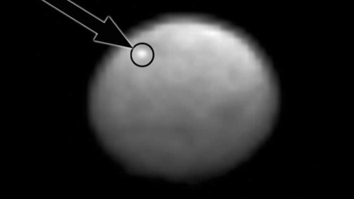 Mancha blanca sobre el planeta Ceres, hasta ahora continúa sin explicación. Científicos han postulado algunas teorías. Mancha blanca sobre el planeta Ceres, hasta ahora continúa sin explicación. Científicos han postulado algunas teorías.