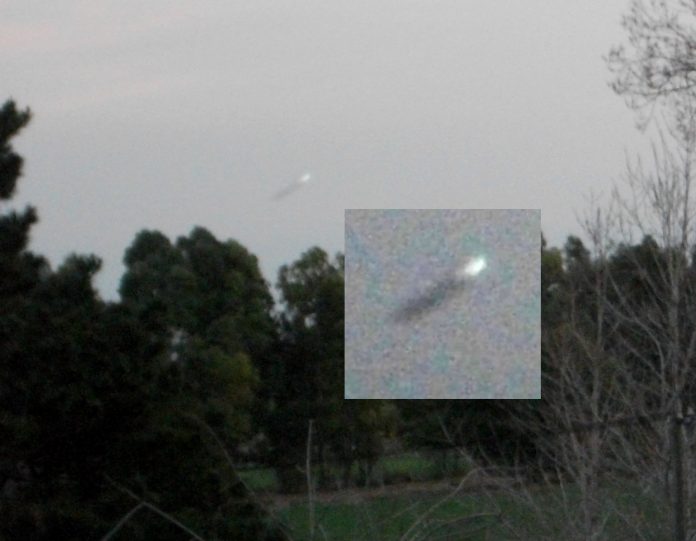 Ampliación de imagen capturada en Dpto. de Soriano, Uruguay. Puede verse un objeto que parece desplazarse a gran velocidad. Ampliación de imagen capturada en Dpto. de Soriano, Uruguay. Puede verse un objeto que parece desplazarse a gran velocidad.