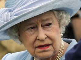 Isabel II es la actual monarca y jefa de estado de dieciséis Estados soberanos conocidos como Reinos de la Mancomunidad de Naciones.