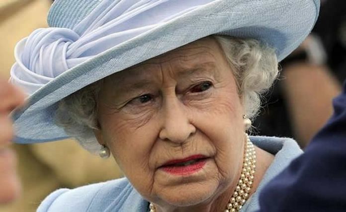 Isabel II es la actual monarca y jefa de estado de dieciséis Estados soberanos conocidos como Reinos de la Mancomunidad de Naciones.