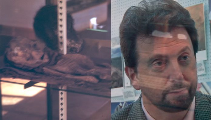 Donald Schmitt habría aceptado públicamente que el ser mostrado en la diapositiva en Be Witness es una momia. Donald Schmitt habría aceptado públicamente que el ser mostrado en la diapositiva en Be Witness es una momia.