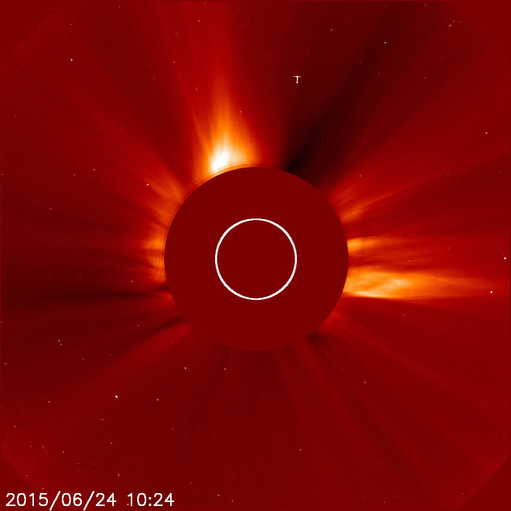 Imagen de las erupciones solares captada por la sonda SOHO. Vean la extraña forma de T en la parte superior. 