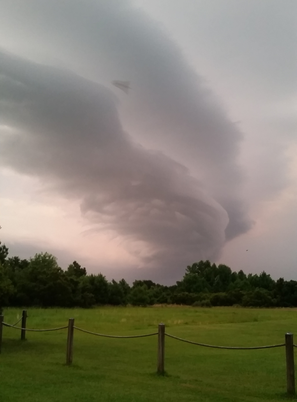 Fotografía capturada sobre Hampstead, Carolina del Norte muestra una anomalía entre las nubes.