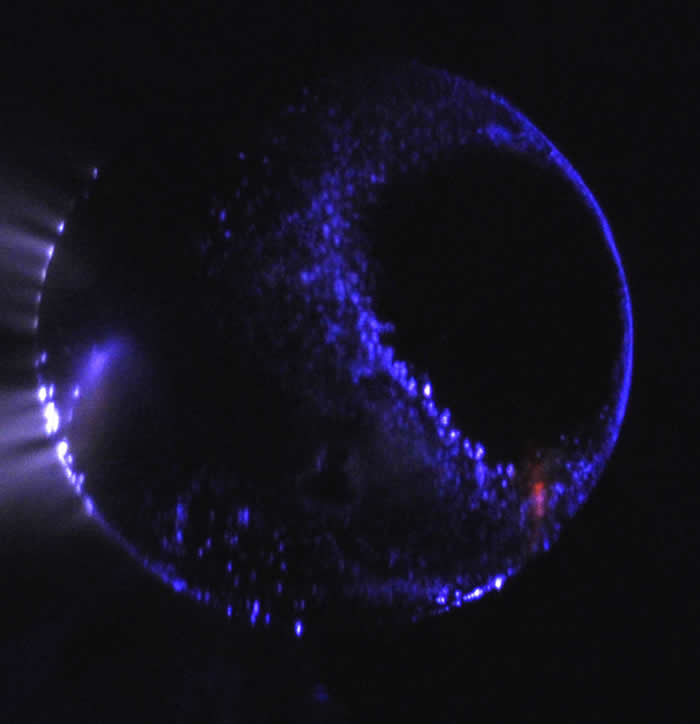La esfera Planeterella simula un planeta magnetizado con una atmósfera de CO2 y bombardeado por el viento solar. Auroras azules se formaron de acuerdo a la configuración del campo magnético.