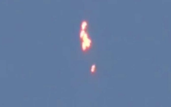 Objetos luminosos desplazándose ascendentemente y en formación fueron supuestamente capturados en vídeo sobre Rusia. Objetos luminosos desplazándose ascendentemente y en formación fueron supuestamente capturados en vídeo sobre Rusia.