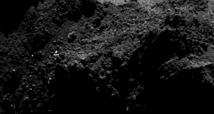 Este primer plano del cometa 67P / Churyumov-Gerasimenko muestra la región en la que el módulo de aterrizaje Philae probablemente se encuentra. El punto brillante podría ser el módulo de aterrizaje en sí o simplemente una característica de la superficie del cometa, dicen los científicos de la misión. Este primer plano del cometa 67P / Churyumov-Gerasimenko muestra la región en la que el módulo de aterrizaje Philae probablemente se encuentra. El punto brillante podría ser el módulo de aterrizaje en sí o simplemente una característica de la superficie del cometa, dicen los científicos de la misión.