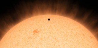 Esta concepción artística muestra la silueta de un planeta rocoso, llamado HD 219134b. A 21 años-luz de distancia, el planeta es el más cercano fuera de nuestro sistema solar que se puede ver cruzar, o en tránsito, su estrella.