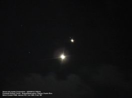 Venus (el más brillante) y Júpiter un poco más arriba y a la derecha. Los diminutos puntos visibles muy cerca de Júpiter son algunas de las lunas galileanas. Foto captada desde Caguas,PR por Fernando Roquel Torres, de la SAC.