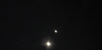 Venus (el más brillante) y Júpiter un poco más arriba y a la derecha. Los diminutos puntos visibles muy cerca de Júpiter son algunas de las lunas galileanas. Foto captada desde Caguas,PR por Fernando Roquel Torres, de la SAC.