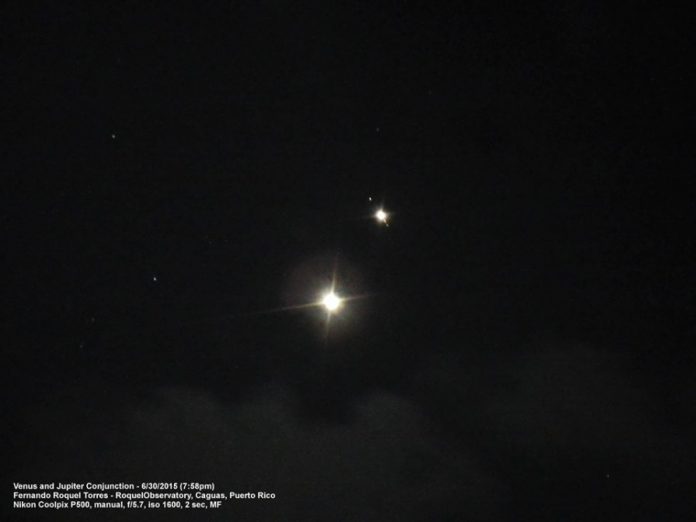 Venus (el más brillante) y Júpiter un poco más arriba y a la derecha. Los diminutos puntos visibles muy cerca de Júpiter son algunas de las lunas galileanas. Foto captada desde Caguas,PR por Fernando Roquel Torres, de la SAC. Venus (el más brillante) y Júpiter un poco más arriba y a la derecha. Los diminutos puntos visibles muy cerca de Júpiter son algunas de las lunas galileanas. Foto captada desde Caguas,PR por Fernando Roquel Torres, de la SAC.