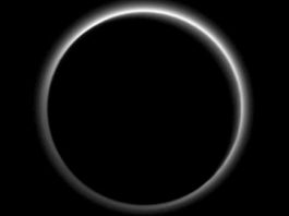 La sonda New Horizons se aleja de Plutón entre imágenes de glaciares y una atmósfera neblinosa. Imagen tomada a 2.000.000 kilometros del planetoide.