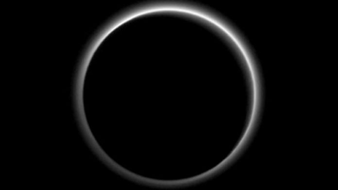 La sonda New Horizons se aleja de Plutón entre imágenes de glaciares y una atmósfera neblinosa. Imagen tomada a 2.000.000 kilometros del planetoide.