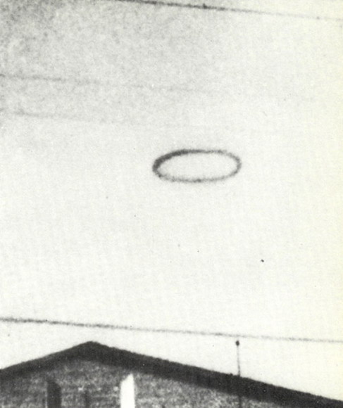 Extraño anillo negro que fue presenciado durante 5 minutos por u soldado y varios de sus compañeros del Fort Belvoir, Virginia, EE.UU. 